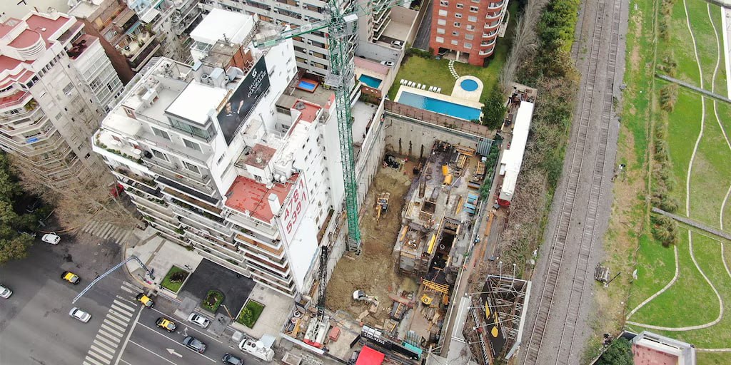 Derrumbe de edificio en Palermo: equipos de emergencia trabajan en el rescate