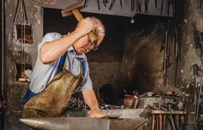 ¡Chispas y Arte! Herreros de Todo el Mundo Incendian la Ciudad con la Forja en un Encuentro Internacional